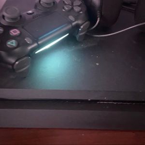 im selling a playstation 4 in perfect condition!!